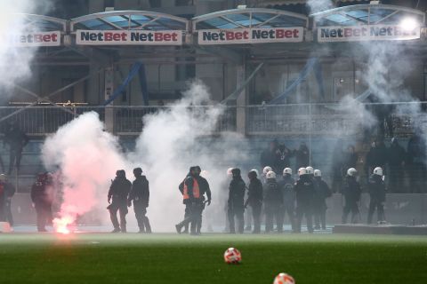 ΠΑΣ Γιάννινα - Ολυμπιακός: Επεισόδια μεταξύ οπαδών, αλλά και της αστυνομίας πριν από την έναρξη της αναμέτρησης