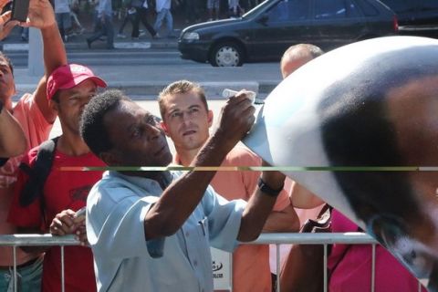 SAO PAULO, SP, 08.05.2014 - PEL / VIVO CALL PARADE - O ex jogador Edson Arantes do Nascimento o Pel, durante assinatura no orelhao customizado Vivo Call Parade em frente ao MASP, na regiao da Avenida Paulista, nesta quinta-feira, 08. (Foto: Vanessa Carvalho / Brazil Photo Press).