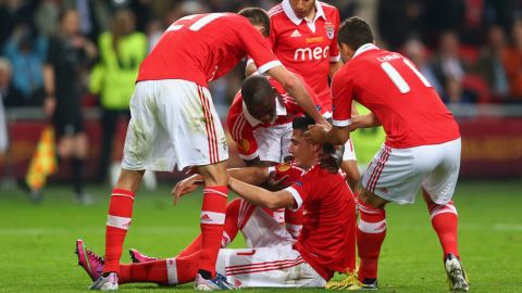 AMSTERDAM, NETHERLANDS - MAY 15:  Oscar Cardozo of Benfica celebrates scoring their first goal from the penalty spot with his team mates during the UEFA Europa League Final between SL Benfica and Chelsea FC at Amsterdam Arena on May 15, 2013 in Amsterdam, Netherlands.  (Photo by Michael Steele/Getty Images)