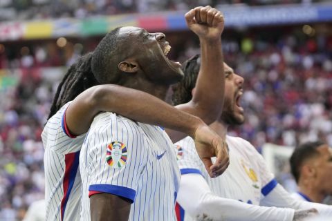 Οι παίκτες της Γαλλίας πανηγυρίζουν την πρόκριση της Γαλλίας στους "8" του Euro 2024