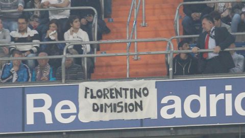 Partido de vuelta de 1/8 de Liga de Campeones entre el Real Madrid y el Schalke 04. En la imagen, pancarta en contra de Florentino Pérez.

Second leg of 1/8 Champions League match between Real Madrid and Schalke 04. In this picture, a banner against Florentino Pérez.