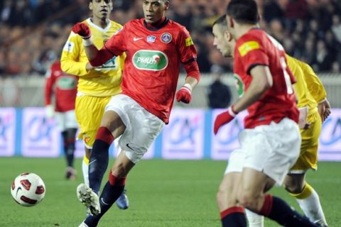 Paris Saint-Germain's striker Guillaume Hoarau (C) vies with Le Mans' players during their French football cup 1/4 finals match PSG vs Le Mans on March 2, 2011 at the Parc des Princes stadium in Paris. AFP PHOTO / BERTRAND GUAY (Photo credit should read BERTRAND GUAY/AFP/Getty Images)