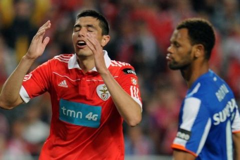 Benfica's Paraguayan forward Oscar Cardozo (L) reacts near Porto's Cape Vede's defender Rolando Fonseca (R) during their Portuguese Cup football match at Luz Stadium in Lisbon on April 20, 2011.     AFP PHOTO/ FRANCISCO LEONG (Photo credit should read FRANCISCO LEONG/AFP/Getty Images)