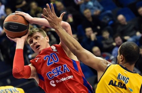 CSKA Moscow's Andrey Vorontsevich (L) challenges ALBA Berlin's Alex King during the Euroleague group B basketball match between CSKA Moscow and ALBA Berlin in Moscow on November 20, 2014. AFP PHOTO/KIRILL KUDRYAVTSEV        (Photo credit should read KIRILL KUDRYAVTSEV/AFP/Getty Images)