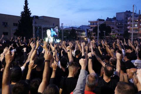 Πανζουρλισμός έξω από την Τούμπα: Έξαλλοι πανηγυρισμοί στο γκολ του Τάισον