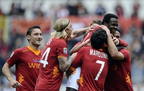 AS Roma's Brazilian midfielder Fabio Enrique Simplicio (C) celebrates with teammates after scoring against Novara during their Serie A football match in Rome's Olympic Stadium on April 1, 2012.    AFP PHOTO / Filippo MONTEFORTE (Photo credit should read FILIPPO MONTEFORTE/AFP/Getty Images)