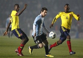 ** CORRECTS THE NAME OF SOCCER PLAYERS FROM LEFT TO RIGHT TO ADRIAN RAMOS, LIONEL MESSI, AND CARLOS SANCHEZ ** Colombia's Adrian Ramos, right, and Colombia's Carlos Sanchez fight for the ball with Argentina's Lionel Messi in their Group A Copa America soccer match in Santa Fe, Argentina, Wednesday July 6, 2011. (AP Photo/Natacha Pisarenko)