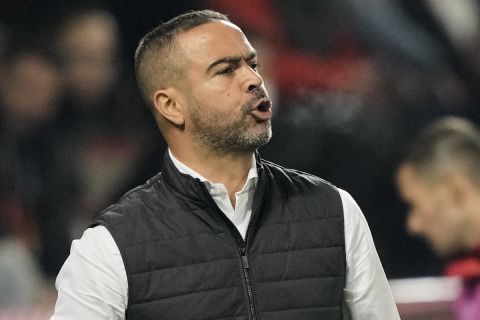 Braga's head coach Artur Jorge speaks to his players during the Europa League group D soccer match between Union Berlin and SC Braga in Berlin, Germany, Thursday, Oct. 27, 2022. (AP Photo/Markus Schreiber)