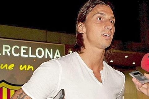 epa02305242 Swedish forward Zlatan Ibrahimovic talks to journalists at FC Barcelona headquarters in Barcelona, eastern Spain, 28 August 2010. AC Milan have signed Sweden forward Zlatan Ibrahimovic from Barcelona for 24 million euros, the Italian club announced on August 28.  EPA/TONI GARRIGA