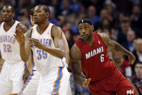 Miami Heat forward LeBron James (R) looks to defend Oklahoma City Thunder forward Kevin Durant (L) in the first quarter of their NBA basketball game in Oklahoma City, Oklahoma, January 30, 2011.  REUTERS/Bill Waugh (UNITED STATES - Tags: SPORT BASKETBALL)