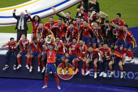 Spain's Alvaro Morata lifts the trophy after winning the final match against England at the Euro 2024 soccer tournament in Berlin, Germany, Sunday, July 14, 2024. (AP Photo/Thanassis Stavrakis)