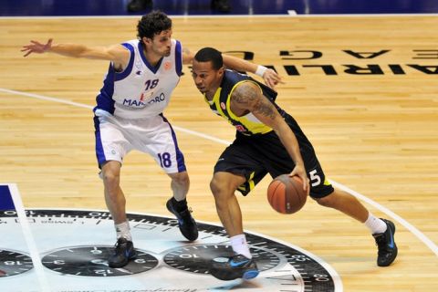 Fenerbahce's US guard Jerrells Curtis (R) vies with Cantu's Argentinian guard Carlos Gianella (R) during the Group A Euroleague basketball match Cantu vs Fenerbahce on December 22, 2011 at Paladesio in Desio. AFP PHOTO / GIUSEPPE CACACE (Photo credit should read GIUSEPPE CACACE/AFP/Getty Images)