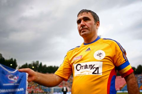 Gheorghe Hagi tine fanionul primit inainte de meciul Serii Campionilor, luni, 26 mai 2008, pe stadionul Ghencea din Bucuresti. Meciul caritabil opune o selectionata all-time a Romaniei, incepand cu Mircea Lucescu, Lita Dumitru, Generatia de aur a anilor '90 si pana la actuala echipa nationala, unei selectionate internationale a prietenilor lui Figo. ANDREI PUNGOVSCHI / MEDIAFAX