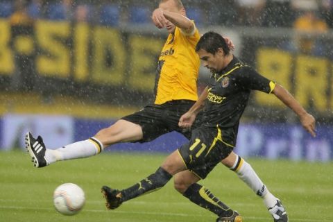 Edwin de Graaf of NAC Breda (L) fights for the ball with Miguel Ibagaza of Villarreal during their UEFA Europa League play-off soccer match in Breda August 20, 2009.   REUTERS/Michael Kooren (NETHERLANDS SPORT SOCCER)