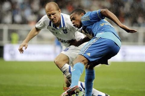 Auxerre's Swiss defender Stephane Grichting (L) vies with Marseille's French forward Loic Remy (R) during the French L1 football match Auxerre vs. Marseille, on August, 14, 2011 at the Abbe-Deschamps stadium in Auxerre.  AFP PHOTO / JEFF PACHOUD (Photo credit should read JEFF PACHOUD/AFP/Getty Images)