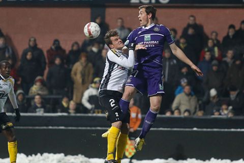 20130126 - LOKEREN, BELGIUM: Lokeren's Alexander Scholz and Anderlecht's Tom De Sutter fight for the ball during the Jupiler Pro League match between Lokeren and RSC Anderlecht, in Lokeren, Saturday 26 January 2013, on day 24 of the Belgian soccer championship. BELGA PHOTO BRUNO FAHY