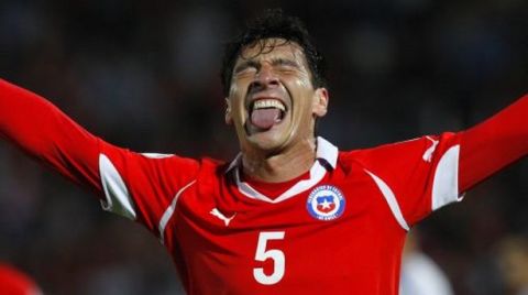 Chile's Pablo Contreras celebrates his goal against Paraguay in their 2014 World Cup qualifying soccer match in Santiago, November 15, 2011.     REUTERS/Victor Ruiz Caballero (CHILE - Tags: SPORT SOCCER)