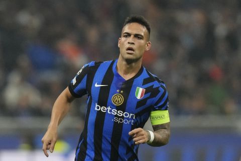 Inter Milan's Lautaro Martinez controls the ball during a Champions League opening phase soccer match between Inter Milan and Crvena Zvezda (Red Star Belgrade), at the San Siro stadium in Milan, Italy, Tuesday, October.1, 2024. (AP Photo/Luca Bruno)