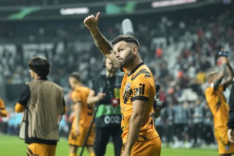 Lugano's Renato Steffen Gestures to supporters at the end of the Europa Conference League, group D soccer match between Besiktas and Lugano, in Istanbul, Turkey, Thursday Oct. 5, 2023. (AP Photo/Francisco Seco)