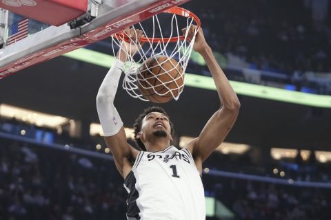 San Antonio Spurs center Victor Wembanyama dunks during the first half of an NBA basketball game against the Los Angeles Clippers, Monday, Nov. 4, 2024, in Inglewood, Calif. (AP Photo/Mark J. Terrill)