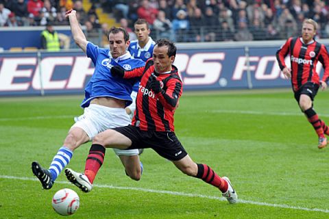 Christoph METZELDER (l./ FC Schalke 04) im Duell mit Theofanis GEKAS (Eintracht Frankfurt)
Fussball 1.Bundesliga: Eintracht Frankfurt - FC Schalke 04, Frankfurt, 23.10.2010--

Football/Soccer: German Bundesliga, 1st. division: Eintracht Frankfurt - FC Schalke 04, Frankfurt,  23 October 2010.null