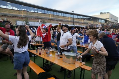 Οι Άγγλοι οπαδοί πανηγυρίζουν ένα από τα γκολ της εθνικής Αγγλίας κόντρα στην Ουκρανία