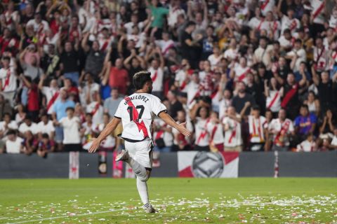 Rayo's Unai Lopez celebrates after scoring his side's opening goal during the Spanish La Liga soccer match between Rayo Vallecano and Barcelona at the Vallecas stadium in Madrid, Spain, Tuesday, Aug. 27, 2024. (AP Photo/Manu Fernandez)