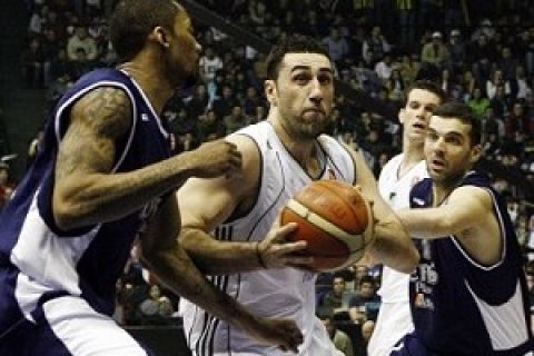 Marcus HAISLIP (L) and Cuneyt ERDEM (R) of Efes Pilsen clallenged for the ball with Demos DIKOUDIS (C) of Panathinaikos during the Euroleague Top 16 Teams Group F match at Abdi Ipekci Hall in Istanbul. Thursday,08.03.2007
Photo by Ali OZLUER/TURKPIX