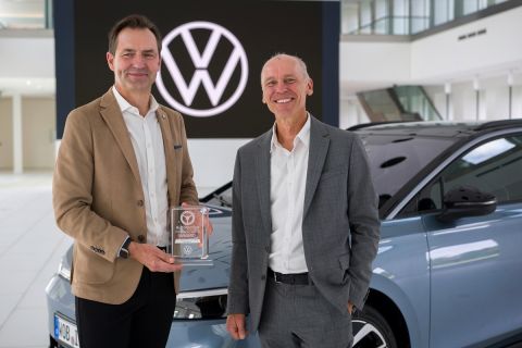 Thomas Schäfer (left) and Professor Stefan Bratzel from CAM at the award ceremony.