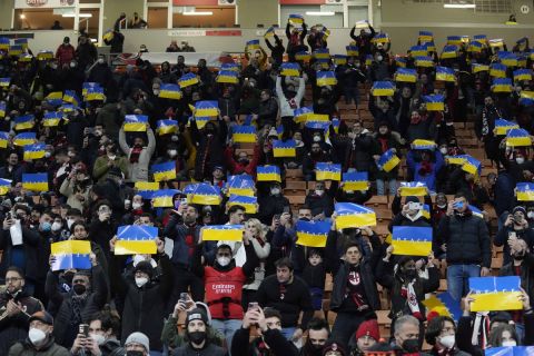 Μικρές σημαίες της Ουκρανίας με τη λέξη "ειρήνη" πάνω σε αυτές κατά τη διάρκεια του ημιτελικού του Coppa Italia μεταξύ της Μίλαν και της Ίντερ | 1 Μαρτίου 2022