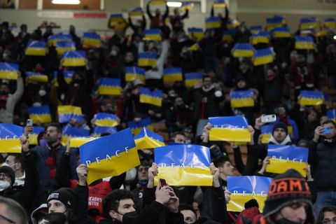 Μικρές σημαίες της Ουκρανίας με τη λέξη "ειρήνη" πάνω σε αυτές κατά τη διάρκεια του ημιτελικού του Coppa Italia μεταξύ της Μίλαν και της Ίντερ | 1 Μαρτίου 2022