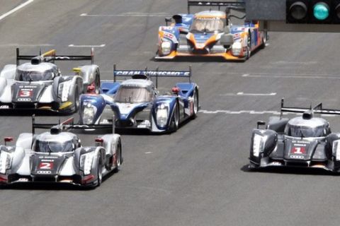 France's Benoit Treluyer leads the pack with his Audi R18 TDI after the start of the Le Mans 24-hour sportscar race in Le Mans, central France June 11, 2011. The Audi R18 TDI number 2 is also driven by France's Benoit Treluyer and Marcel Fassler of Switzerland.    REUTERS/Regis Duvignau (FRANCE - Tags: SPORT MOTOR RACING)