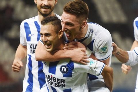 Fußball: 2. Bundesliga - 14. Spieltag: Karlsruher SC - VfL Bochum am 06.11.2015 im Wildparkstadion Karlsruhe (Baden-Württemberg). Die Karlsruher, v.l. Martin Stoll, Manuel Torres und Dimitris Diamantakos, bejubeln den Treffer zum 1:0 durch Dimitris Diamantakos. Foto: Uli Deck/dpa (Wichtiger Hinweis: Aufgrund der Akkreditierungsbestimmungen der DFL ist die Publikation und Weiterverwertung im Internet und in Online-Medien während des Spiels auf insgesamt fünfzehn Bilder pro Spiel begrenzt.) +++(c) dpa - Bildfunk+++