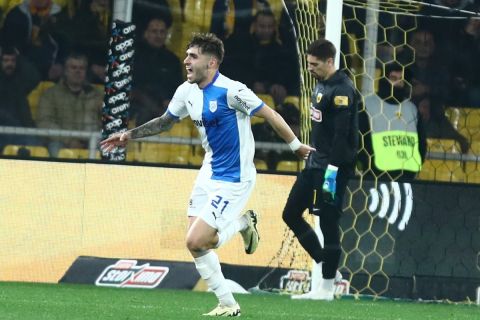 Ο Τζίμας πανηγυρίζει το 2-1 του ΠΑΣ Γιάννινα επί της ΑΕΚ