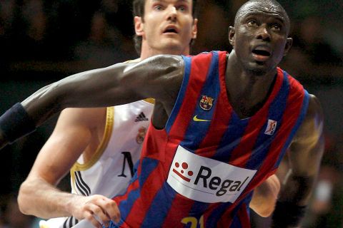 MD58. MADRID, 27/12/2009.- El pívot lituano del Real Madrid, Darjus Lavrinovic (detrás) y el pívot senegalés del Regal FC Barcelona, Boniface Ndong, en el partido correspondiente a la decimocuarta jornada de la liga ACB de baloncesto que se disputa esta noche en el Palacio Vistalegre. EFE/Víctor Lerena