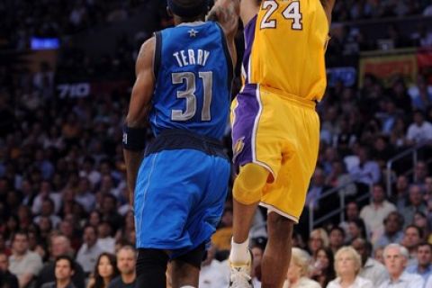 LOS ANGELES, CA - MARCH 31:  Kobe Bryant #24 of the Los Angeles Lakers shoots a jumper over Jason Terry #31 of the  Dallas Mavericks at Staples Center on March 31, 2011 in Los Angeles, California.  NOTE TO USER: User expressly acknowledges and agrees that, by downloading and or using this photograph, User is consenting to the terms and conditions of the Getty Images License Agreement.  (Photo by Harry How/Getty Images)