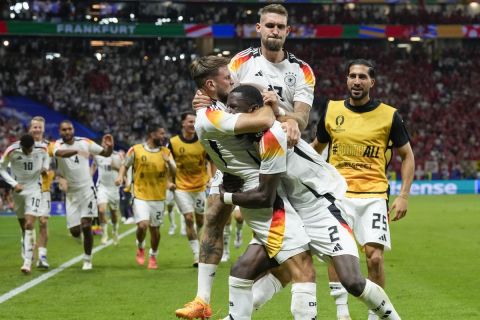 Germany's Niclas Fuellkrug, center left, is congratulated after scoring his side's first goal during a Group A match between Switzerland and Germany at the Euro 2024 soccer tournament in Frankfurt, Germany, Sunday, June 23, 2024. (AP Photo/Frank Augstein)