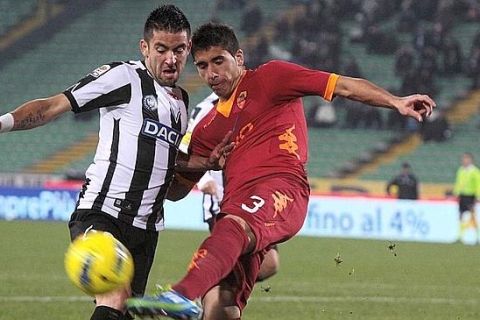 Mauricio Anibal Isla centrocampista cileno dell'Udinese (s) contrastato da Jose' Angel Valdes Diaz (d), difensore spagnolo della Romadurante la partita di serie A, Udinese -Roma,  25 novembre allo stadio Friuli di Udine.
ANSA/STEFANO LANCIA