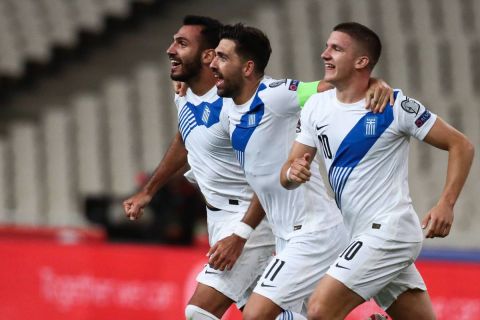 Fußball-Weltmeisterschaft 2022 Qualifikation UEFA Athen, Olympiastadion Spyros Louis, 08.09.2021 Gruppe B Griechenland - Schweden Torjubel Griechenland nach dem Tor zum 2:0 durch Vangelis Pavlidis L, zusammen mit Anastasios Bakasetas M und Christos Tzolis R Griechenland - Schweden *** Football World Cup 2022 Qualification UEFA Athens, Olympic Stadium Spyros Louis, 08 09 2021 Group B Greece Sweden Goal celebration Greece after scoring 2 0 by Vangelis Pavlidis L , along with Anastasios Bakasetas M and Christos Tzolis R Greece Sweden. PUBLICATIONxNOTxINxGRE ANE5370254 