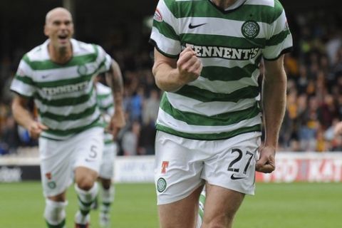 Celtic's Daryl Murphy celebrates his goal against Motherwell during their Scottish Premier League soccer match at Fir Park, Motherwell, Scotland, August 29, 2010. REUTERS/Russell Cheyne (BRITAIN - Tags: SPORT SOCCER)