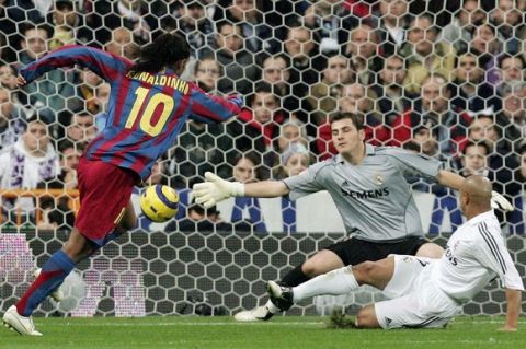 CALCIO: REAL MADRID-BARCELLONA 0-3

FC Barcelona's Brazilian Ronaldo de Assis 'Ronaldinho' (l) shoots to score his team's second goal in presence of Real Madrid's defender Brazilian Roberto Carlos and goalkeeper Iker Casillas (C) during their Spanish First Division soccer match at the Santiago Bernabeu stadium in Madrid, Saturday 19 November 2005.  

ANSA / JUAN CARLOS HIDALGO / PAL