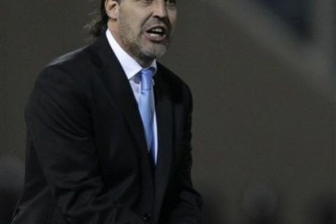 Argentina's coach Sergio Batista gives instructions during a group A Copa America soccer match against Costa Ricain Cordoba, Argentina, Monday, July 11, 2011. (AP Photo/Felipe Dana)