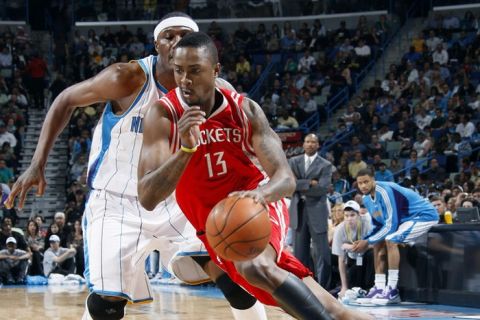 NEW ORLEANS - MARCH 16: Von Wafer #13 of the Houston Rockets drives past James Posey #41 of the New Orleans Hornets on March 16, 2009 at the New Orleans Arena in New Orleans, Louisiana. NOTE TO USER: User expressly acknowledges and agrees that, by downloading and or using this Photograph, user is consenting to the terms and conditions of the Getty Images License Agreement. Mandatory Copyright Notice: Copyright 2009 NBAE (Photo by Layne Murdoch/NBAE via Getty Images)