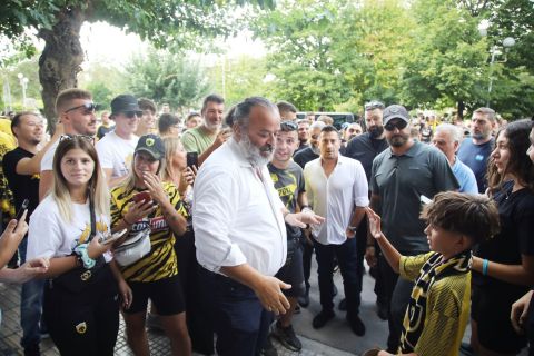 ΑΕΚ: Ο Μάριος Ηλιόπουλος πήγε στη Λιβαδειά για τον αγώνα με τον Λεβαδειακό και αποθεώθηκε από τον κόσμο