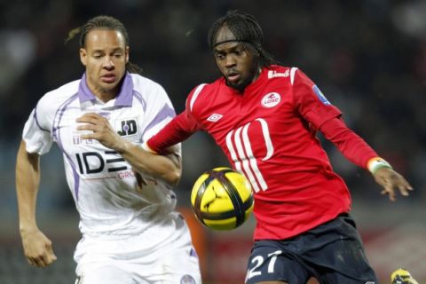 Lille's Gervinho (R) fights for the ball with Toulouse's Daniel Congre during their French Ligue 1 soccer match at Lille Metropole Stadium in Villeneuve d'Ascq February 13, 2011.  REUTERS/Pascal Rossignol (FRANCE - Tags: SPORT SOCCER)