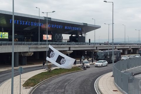 Το πούλμαν του ΠΑΟΚ με την αποστολή έξω από το αεροδρόμιο Μακεδονία