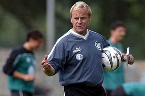 Der Trainer des Fussballbundesligisten VfL Wolfsburg, Juergen Roeber, gestikuliert am Mittwoch (18.06.03) in Wolfsburg beim Training des VfL Wolfsburg. Die Mannschaft startet am Donnerstag (18.06.03) ins Trainingslager nach Kaprun in Oesterreich. (weitere Bilder unter www.pictures.ddp.de) Foto: Kai-Uwe Knoth/ddp