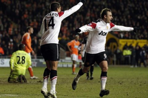 Manchester United's Javier Hernandez celebrates scoring with Dimitar Berbatov (R) against Blackpool during their English Premier League soccer match at Bloomfield Road in Blackpool, northern England, January 25, 2011.  REUTERS/Phil Noble (BRITAIN - Tags: SPORT SOCCER) . NO ONLINE/INTERNET USAGE WITHOUT A LICENCE FROM THE FOOTBALL DATA CO LTD. FOR LICENCE ENQUIRIES PLEASE TELEPHONE ++44 (0) 207 864 9000