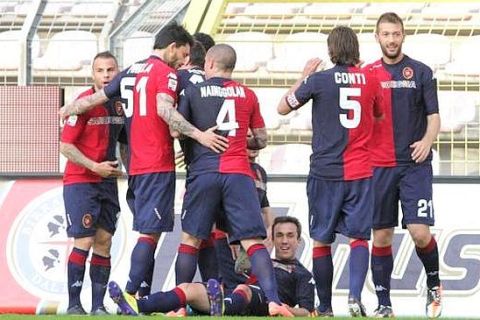 Brazilian forward of Cagliari, Thiago Ribeiro (C - down), jubilates with his teammates after scoring the goal during the Italian Serie A soccer match Cagliari Calcio vs Catania Calcio at Nereo Rocco stadium in Trieste, Italy, 24 April 2012.
ANSA/ANDREA LASORTE