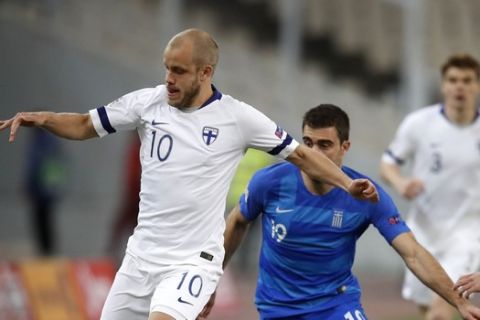 Finland's Teemu Pukki, left, controls the ball as Greece's Leonardo Kourtis, right, and Sokratis Papastathopoulos try to stop him during the UEFA Nations League soccer match between Greece and Finland at Olympic stadium in Athens, Thursday, Nov. 15, 2018. (AP Photo/Thanassis Stavrakis)